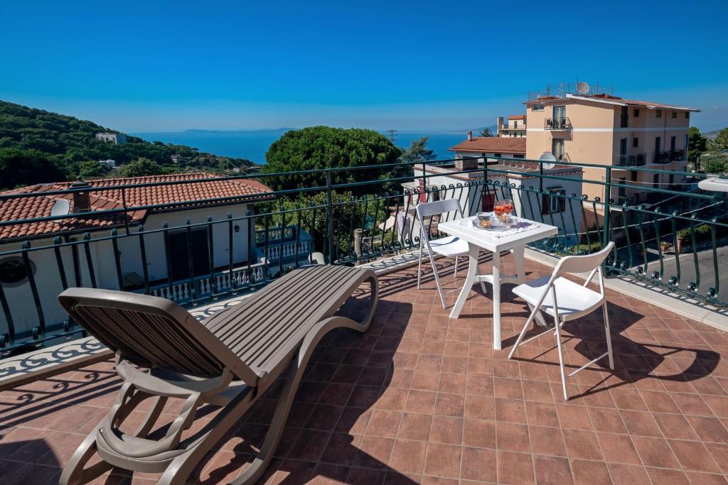 balcón con banco y mesa con vistas en Maison Cipriani, en SantʼAgata sui Due Golfi