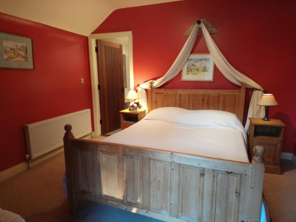 Postel nebo postele na pokoji v ubytování Kilmokea Garden Suite