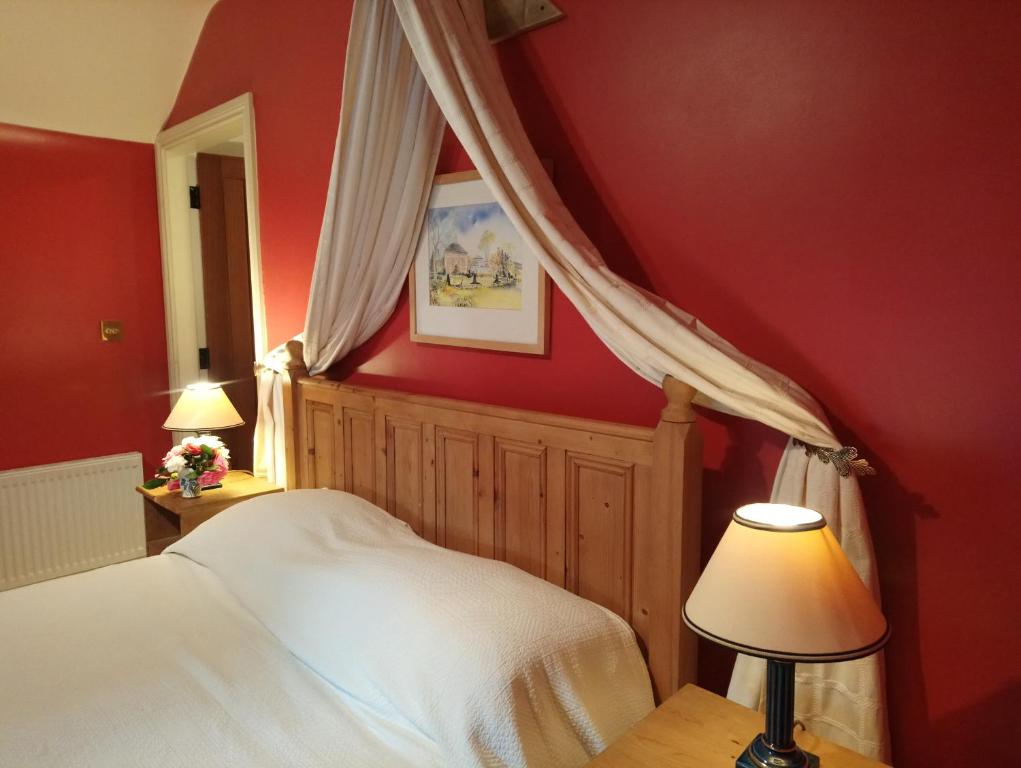 Postel nebo postele na pokoji v ubytování Kilmokea Garden Suite