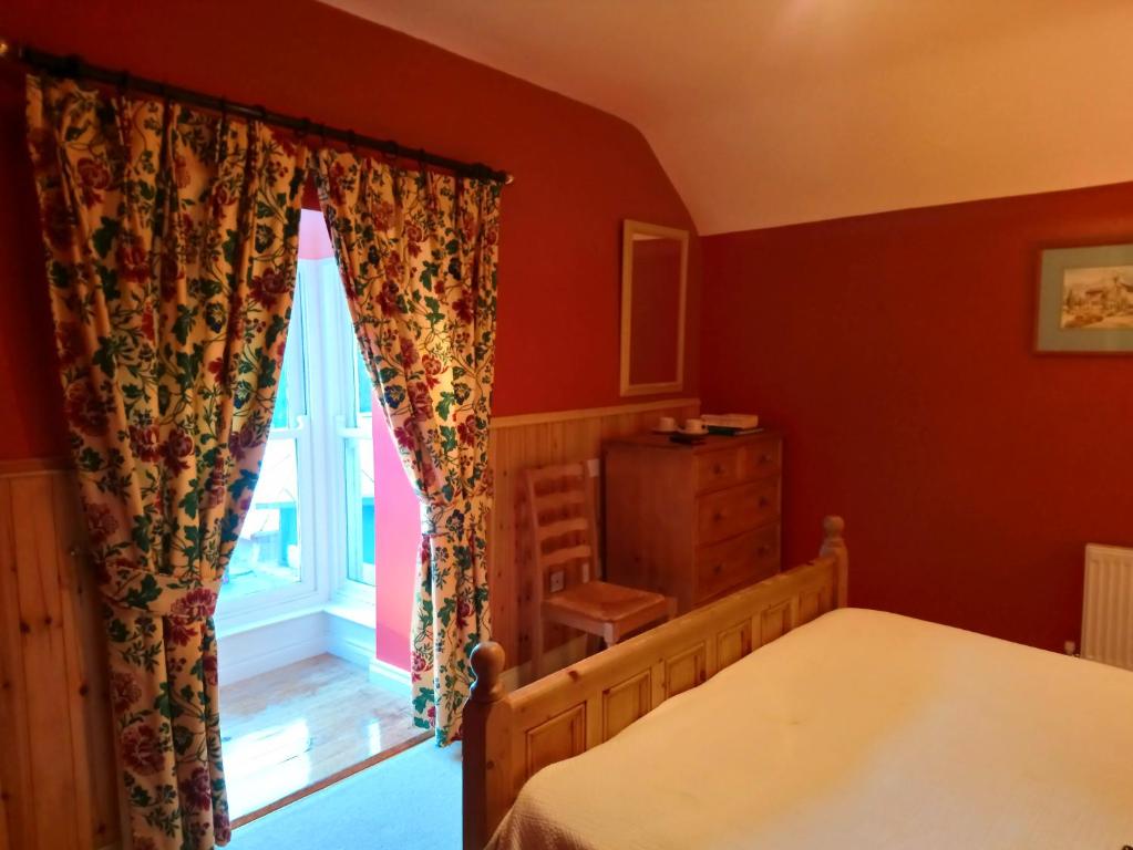 Postel nebo postele na pokoji v ubytování Kilmokea Garden Suite