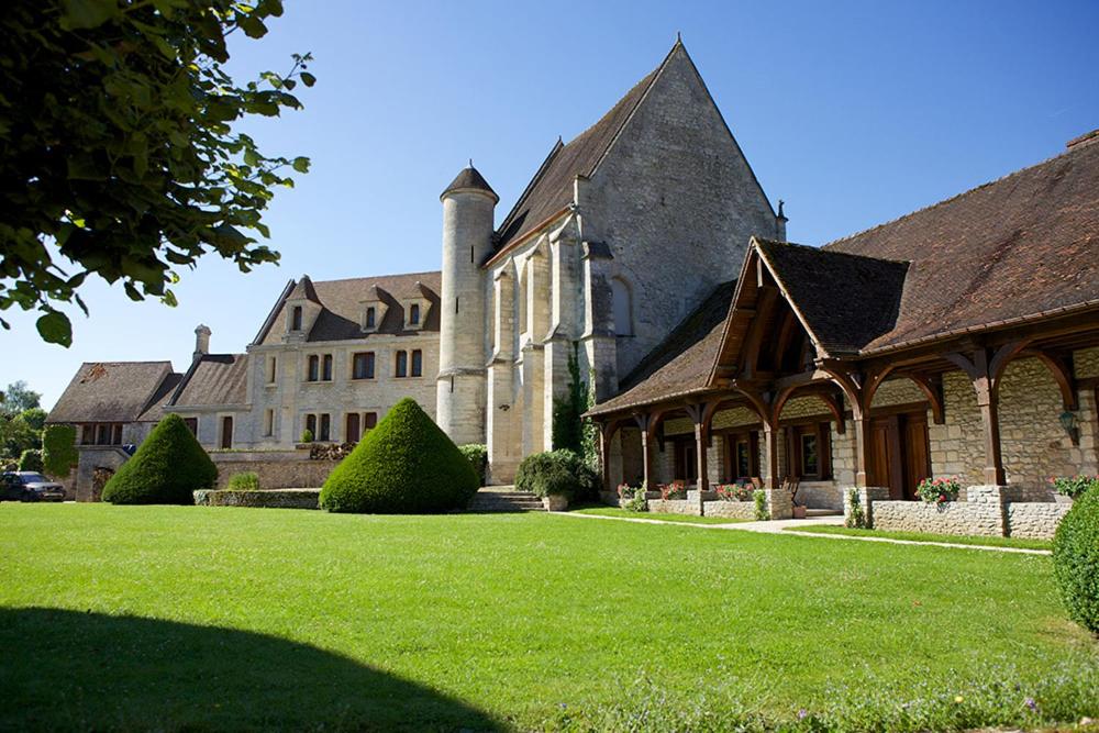 a large stone house with a green lawn at DOMAINE ST GERMER in Reilly