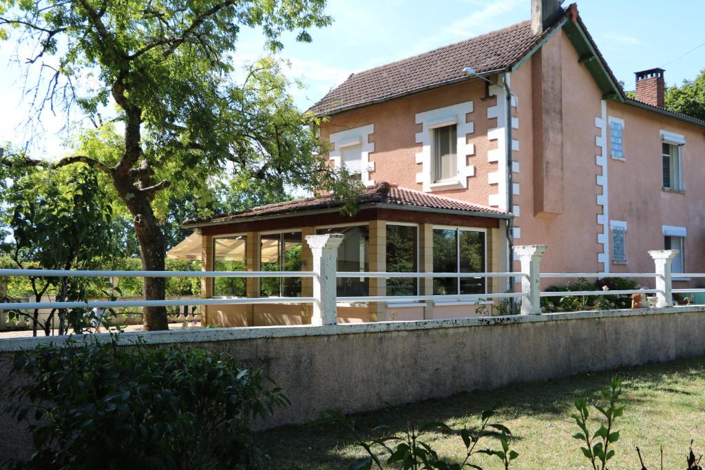 een extern uitzicht op een huis met een serre bij Gîte La grave haute sud in Mauzac-et-Grand-Castang