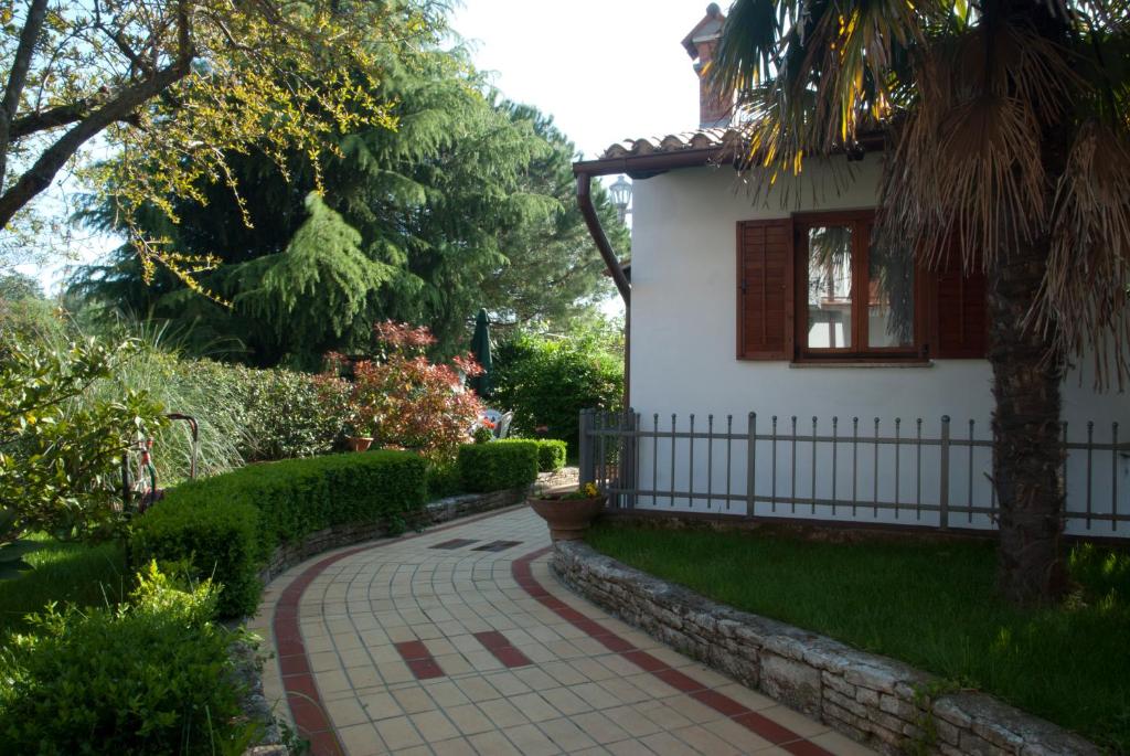 Casa con jardín y pasarela en Apartments Prenc Pisuko, en Rovinj
