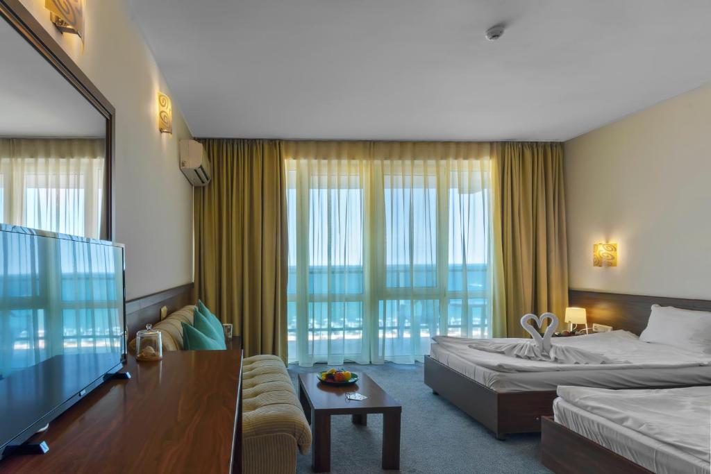 Postel nebo postele na pokoji v ubytování Hotel Glarus Beach