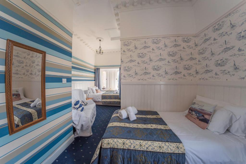 Postel nebo postele na pokoji v ubytování Craigard House Hotel