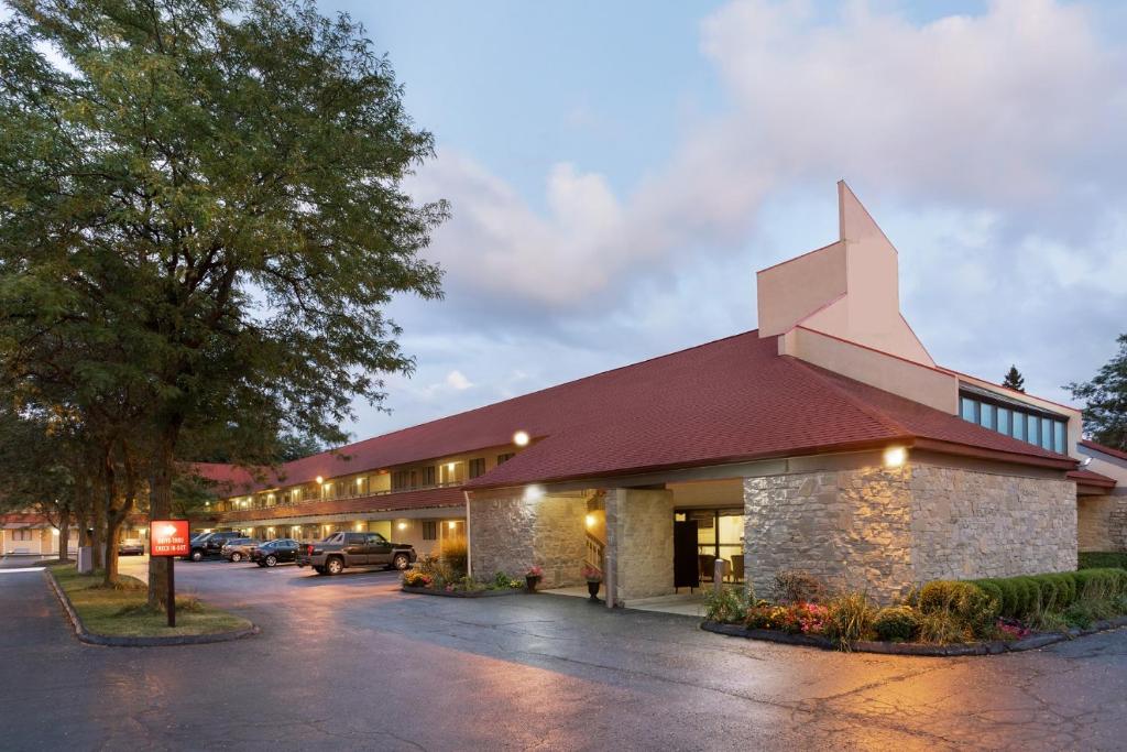 a rendering of a hotel with a parking lot at Super 8 by Wyndham Findlay in Findlay