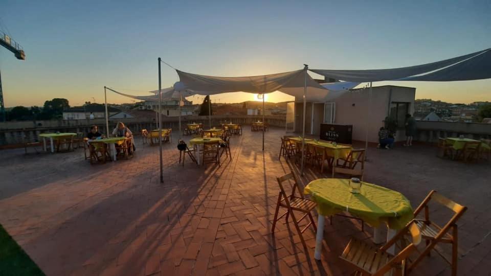 Východ nebo západ slunce při pohledu z hotelu nebo okolí