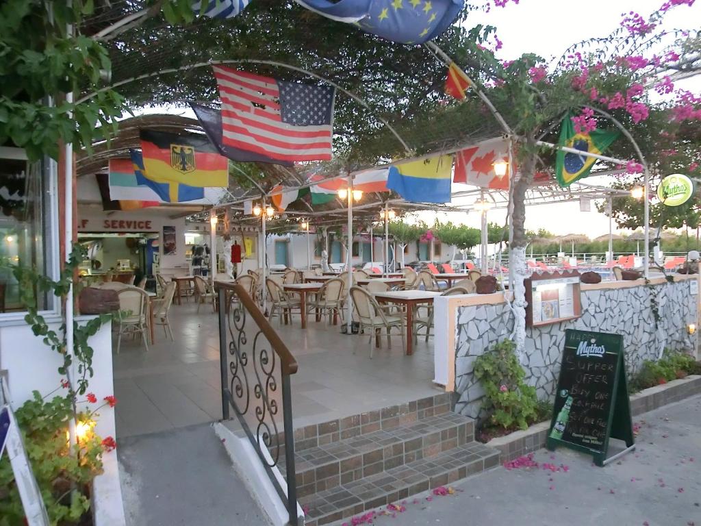 Restaurace v ubytování Santorini Camping & Hostel