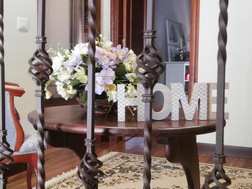 uma mesa com um vaso de flores em Casa Candela em Ronda