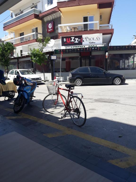 una bici rossa parcheggiata sul lato di una strada di AS ALESIAS SUITES.Room 12. a Città di Rodi