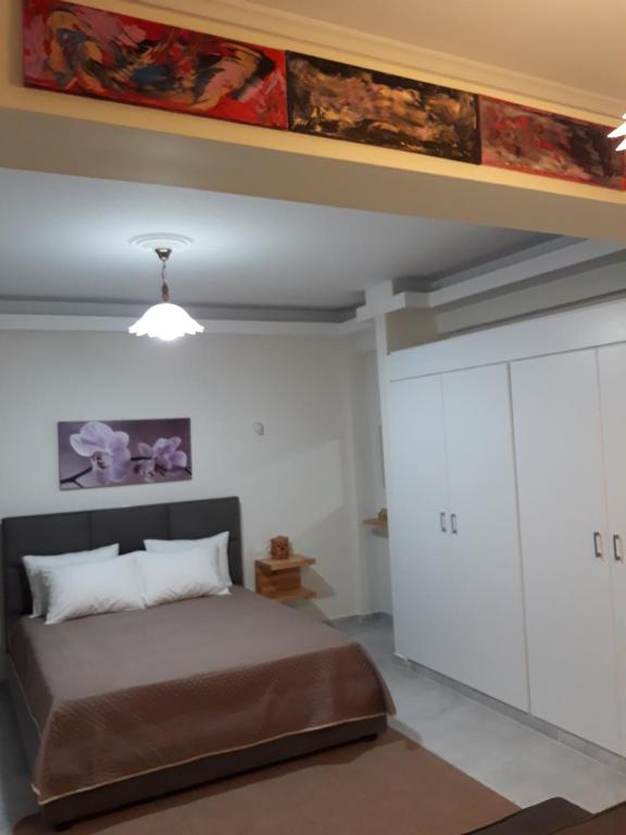 Postel nebo postele na pokoji v ubytování AS ALESIAS SUITES.Room 12.
