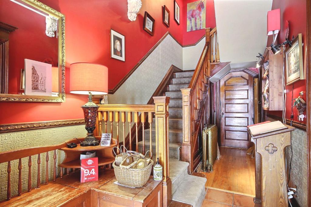 a room that has some stairs leading up to it at B&B La Marquise de Bassano in Quebec City