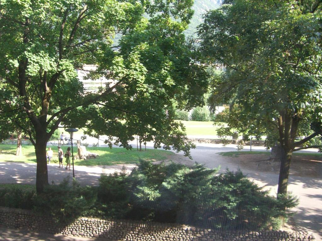 vistas a un parque con árboles y una carretera en Roma Ariston 7, en Bolzano