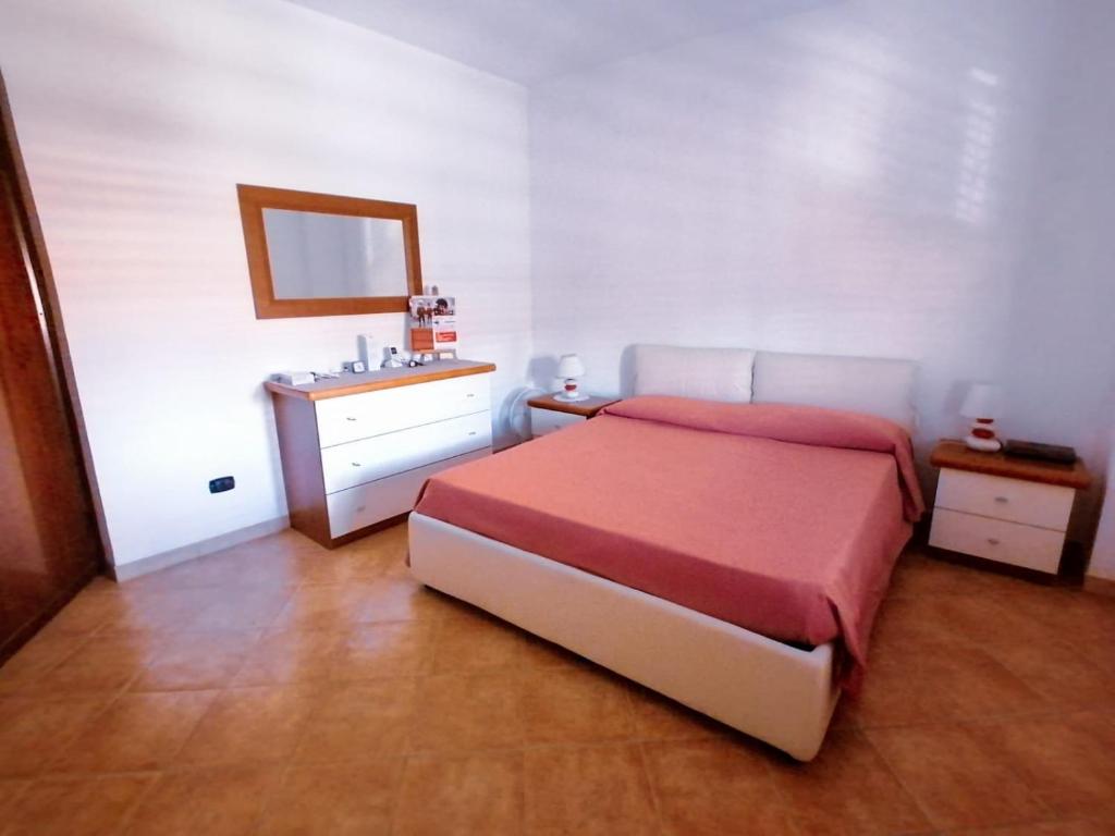 1 dormitorio con cama y lavamanos en Domus giuseppe, en Guardiabruna