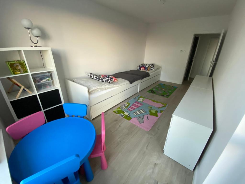 Postel nebo postele na pokoji v ubytování Rodzinny Apartament Platany Centrum