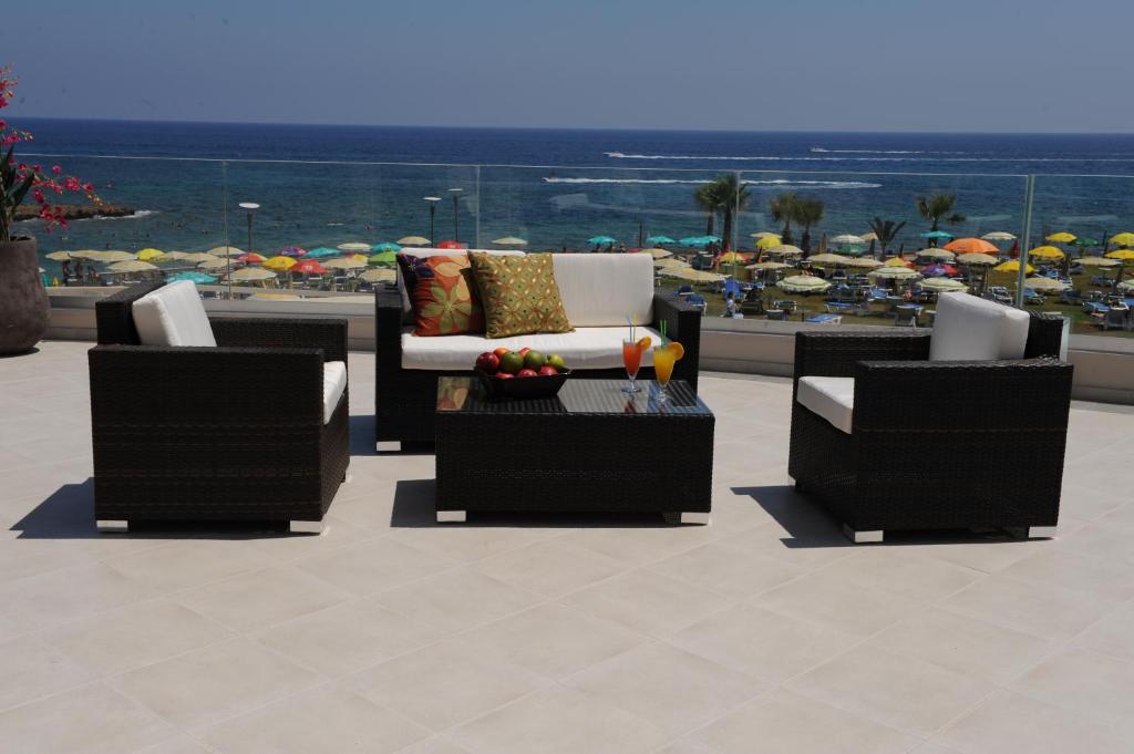 un grupo de sillas y mesas en un patio en Polyxenia Isaak Luxury Villas and Apartments en Protaras
