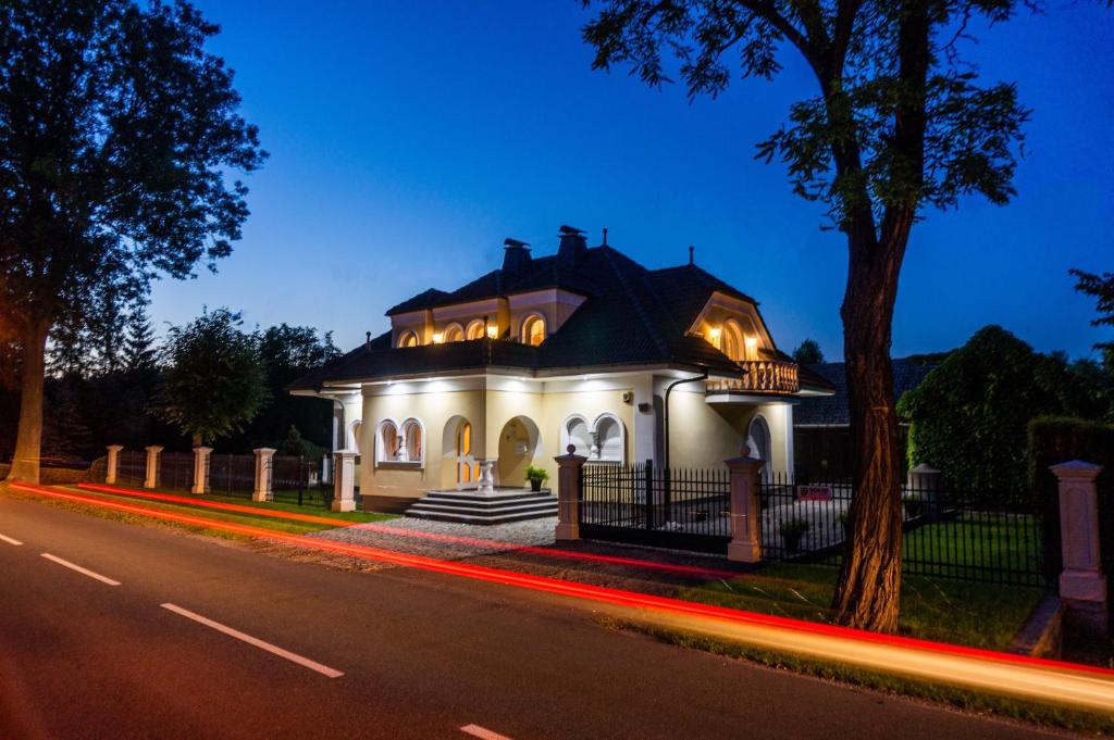 una casa con luces a un lado de la carretera en Villa Miriam en Goczałkowice-Zdrój