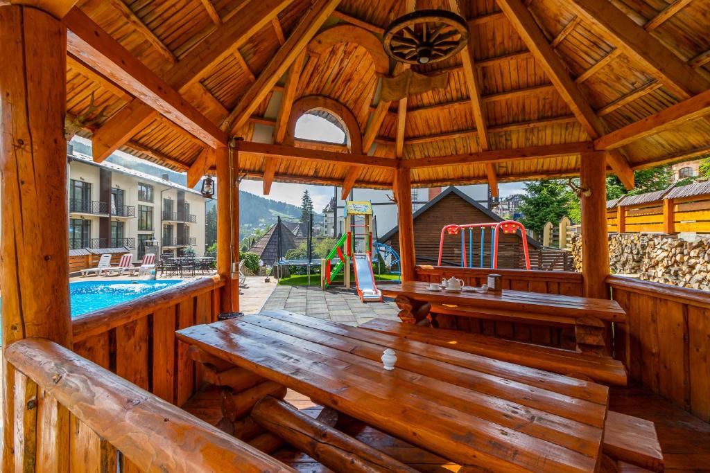 Bazén v ubytování Hotel Pid Strihoju nebo v jeho okolí