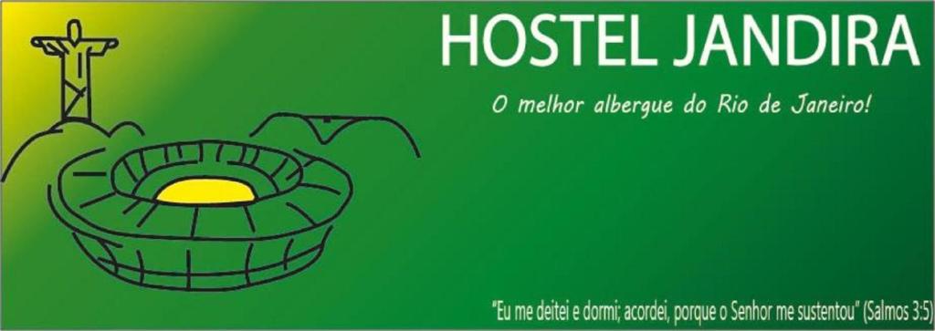 um cartaz verde com uma fotografia de um ovo numa embalagem de compota em Hostel Jandira no Rio de Janeiro