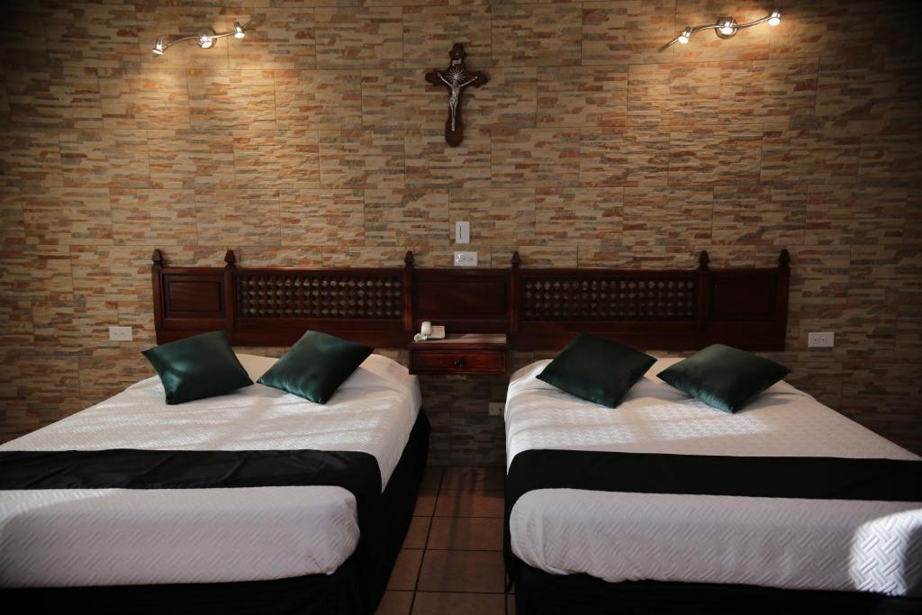 a hotel room with two beds and two lamps at Hotel Posada Santa Fe in Sabinas