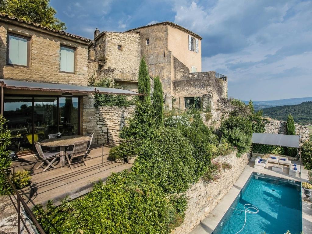 une villa avec piscine et une maison dans l'établissement Villa Sunset in Gordes, à Gordes