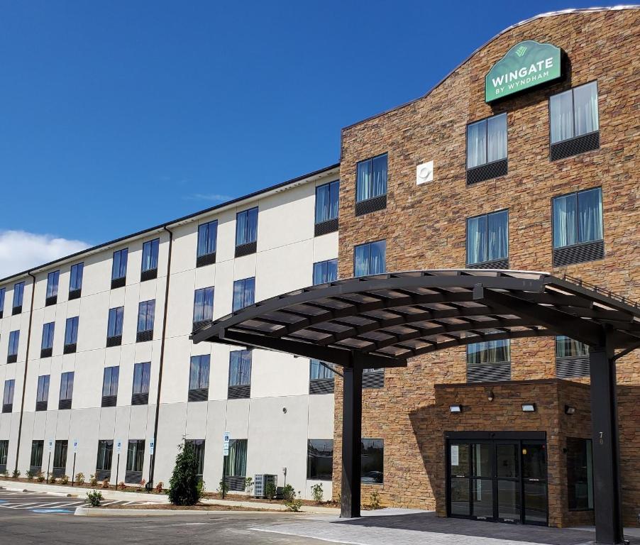 un hotel con toldo frente a un edificio en Wingate by Wyndham Christiansburg, en Christiansburg