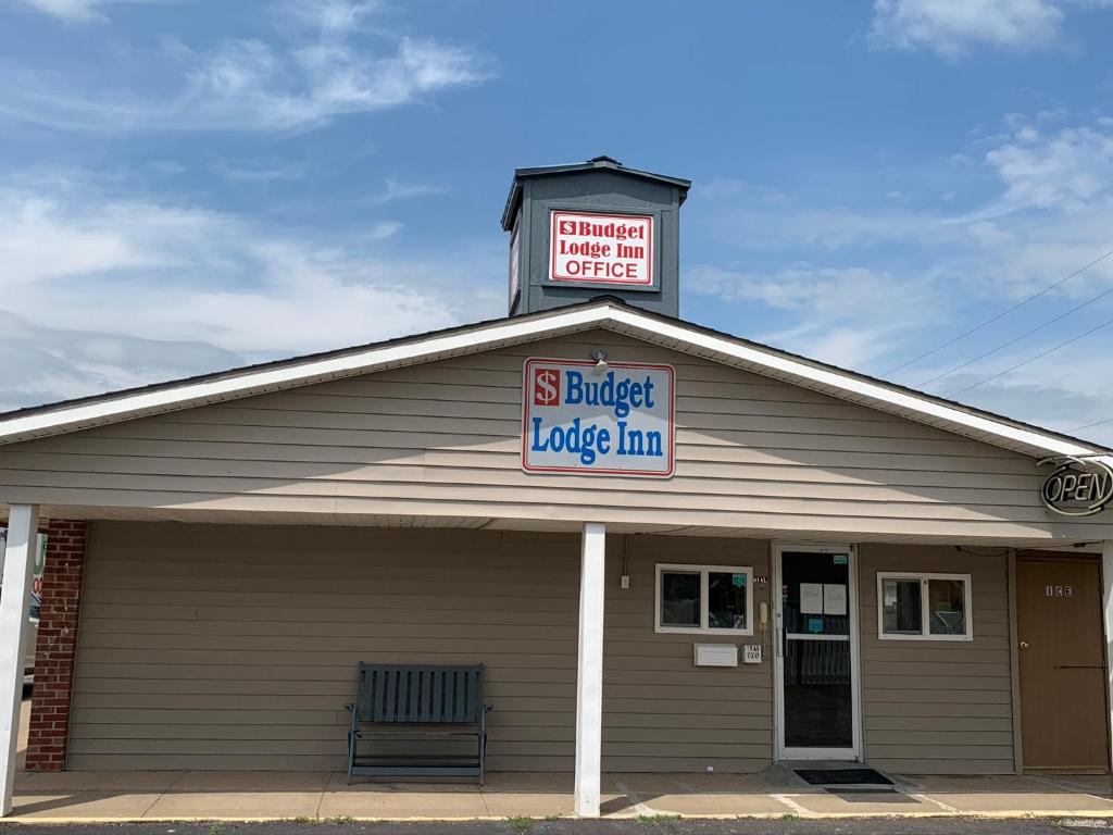 Un edificio con un cartel que dice "nosotros Burger Lodge Inn". en Budget Lodge Inn - Abilene, en Abilene