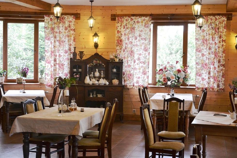 Reštaurácia alebo iné gastronomické zariadenie v ubytovaní Karczma na Woli
