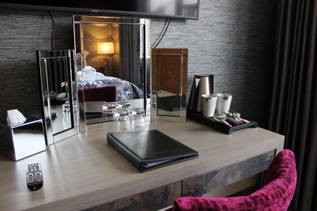 Uma TV ou centro de entretenimento em The Lord Street Hotel; BW Signature Collection