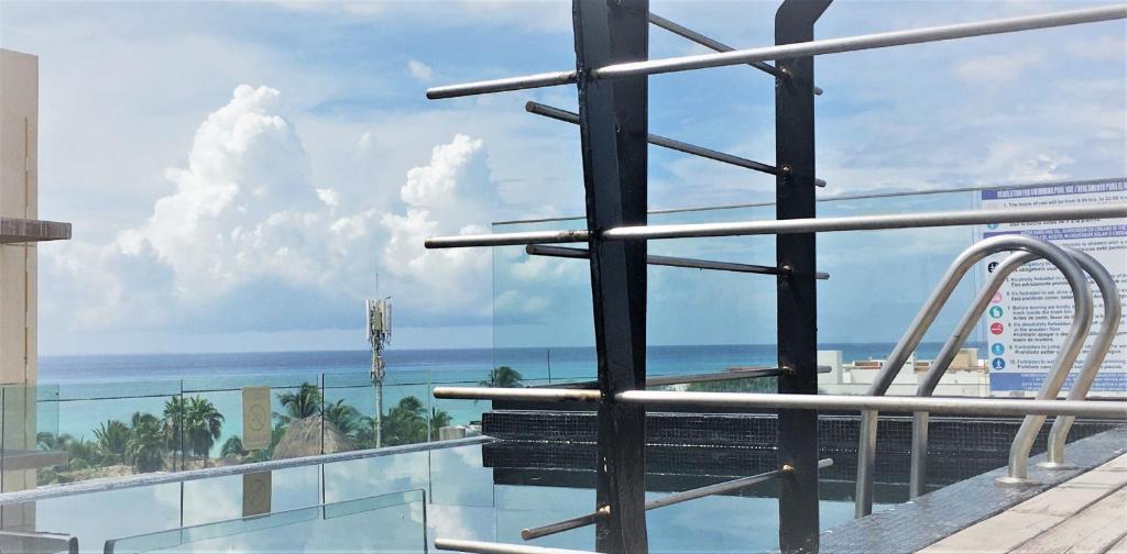 uma vista para o oceano a partir de um edifício em Sole Suites em Playa del Carmen