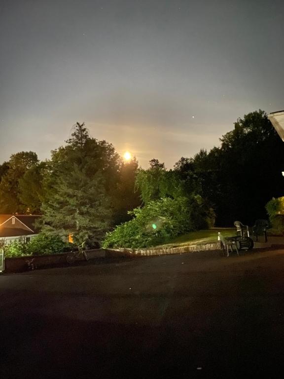 Východ nebo západ slunce při pohledu z motelu nebo okolí