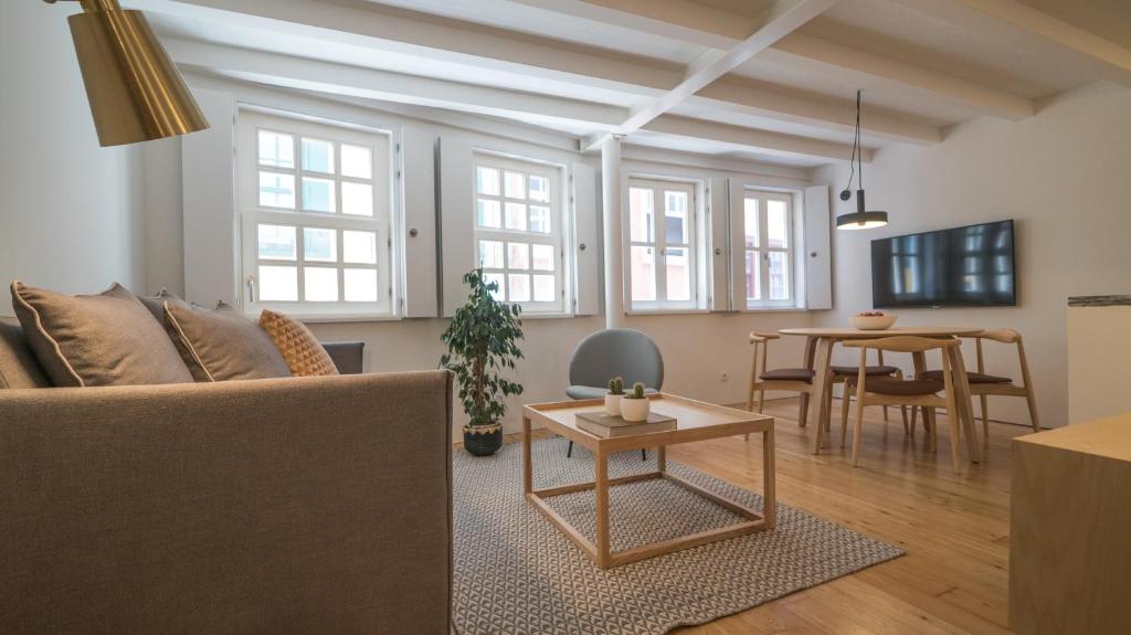 een woonkamer met een bank en een tafel bij Souto Apartments in Porto