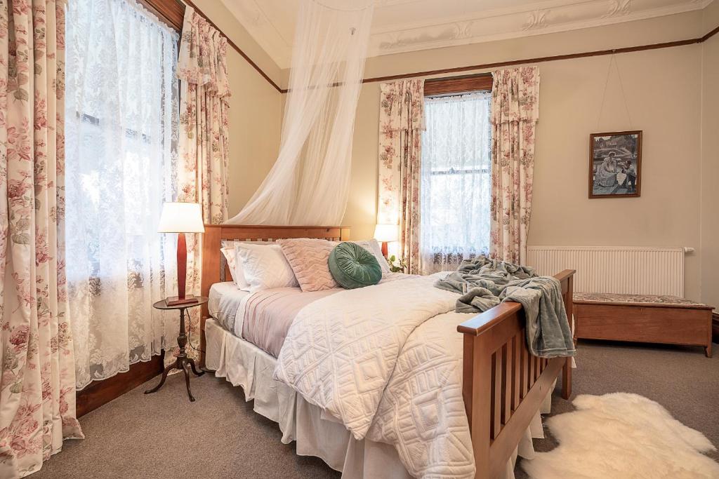 The Fern & Thistle Luxury Accommodation- Drinks, Hotpool, Sauna - Superior Queen Room