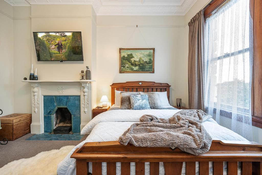 The Fern & Thistle Luxury Accommodation- Drinks, Hotpool, Sauna - Standard Queen Room