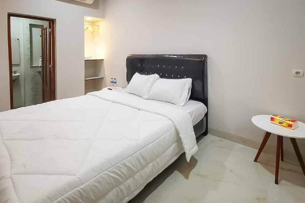 Rudi Rooms near Stasiun Cikarang Mitra RedDoorz - Standardzimmer Mit Kingsize-Bett