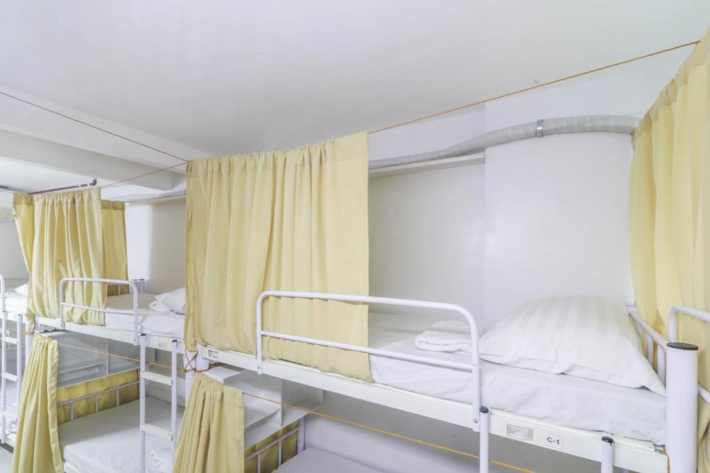 Postel nebo postele na pokoji v ubytování ARK Hostel City Center Manila