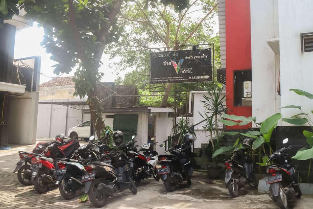 un groupe de motocycles garés à l'extérieur d'un bâtiment dans l'établissement RedDoorz near Alun Alun Bandung 3, à Bandung