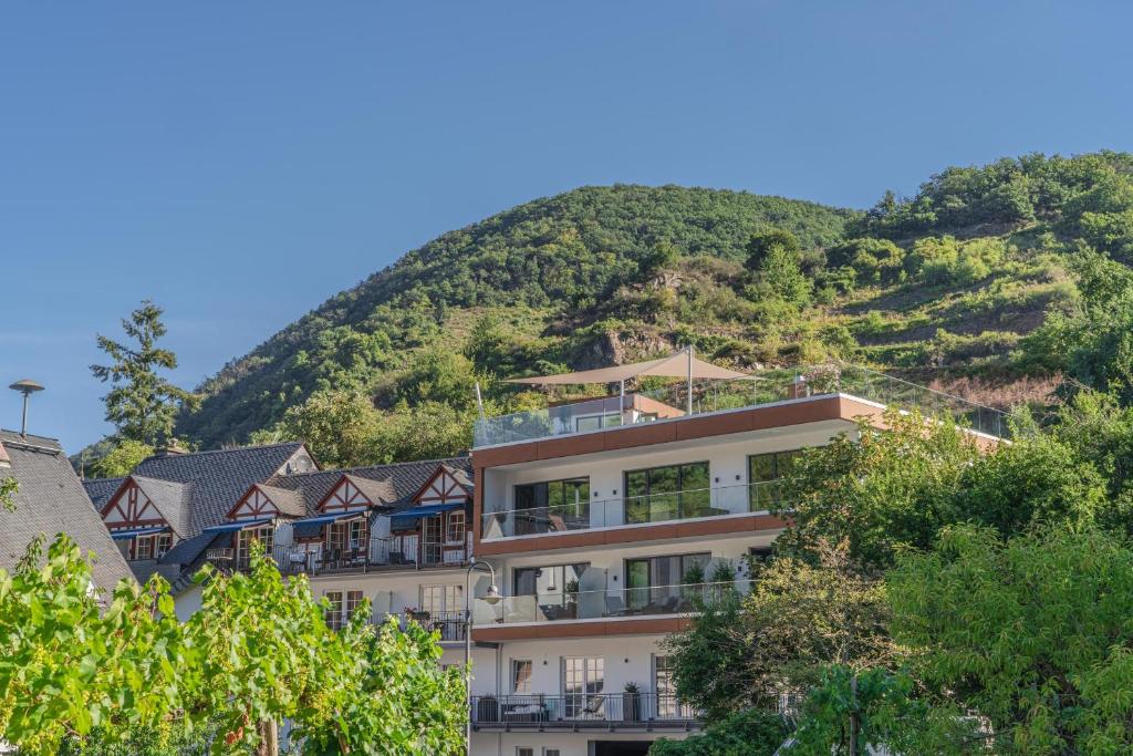 un bâtiment sur le côté d'une montagne dans l'établissement Hotel Lipmann "Am Klosterberg", à Beilstein