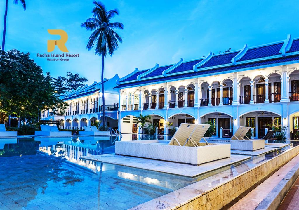 - un bâtiment avec une piscine en face dans l'établissement Racha Island Resort (Rayaburi), à Ko Racha Yai 