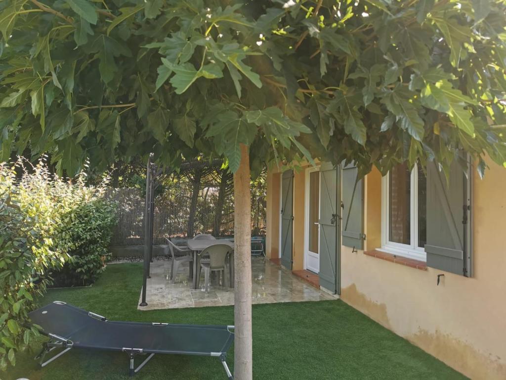 ピュジェ・シュル・アルジャンにあるVilla ,Maison indépendante, avec piscine privativeの家の前の木