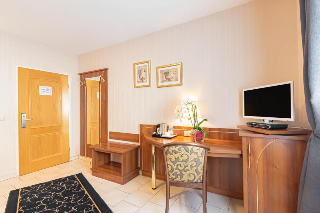 a room with a desk with a computer on it at Hotel Re'ser Stuff in Roeser