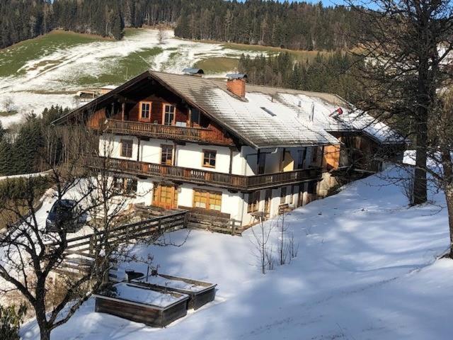 een luchtzicht op een huis in de sneeuw bij Leitnhof in Reith im Alpbachtal