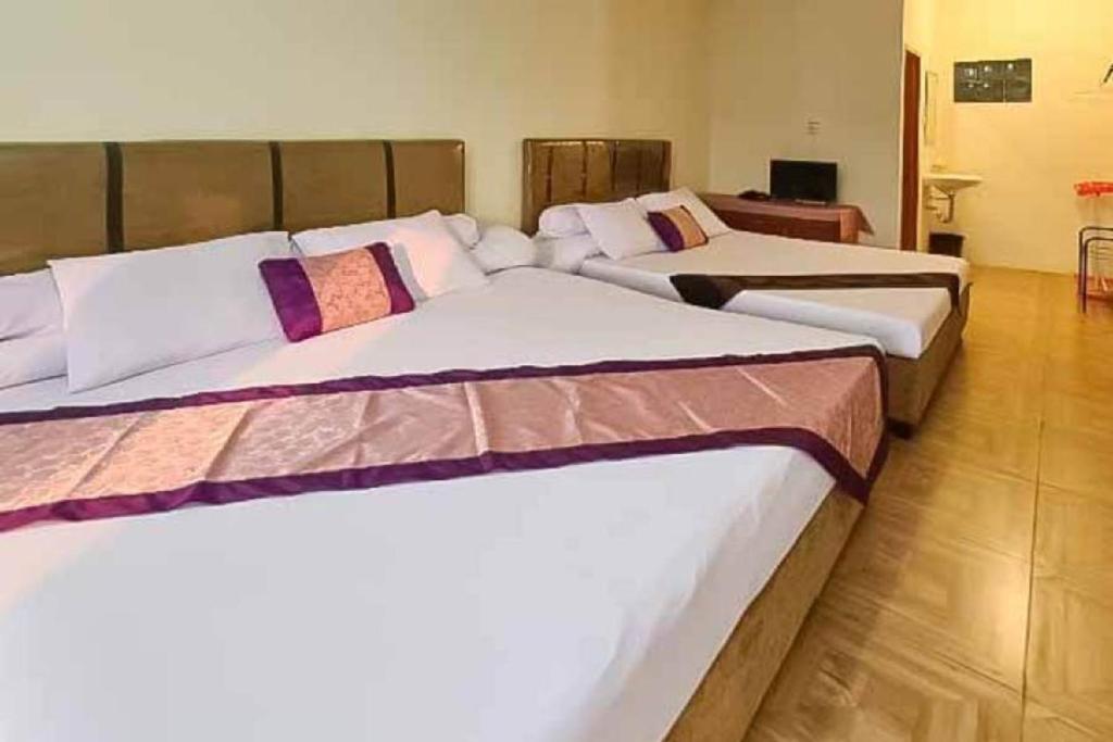 Een bed of bedden in een kamer bij Pesona Wisata Alam Ciparay Endah Mitra RedDoorz