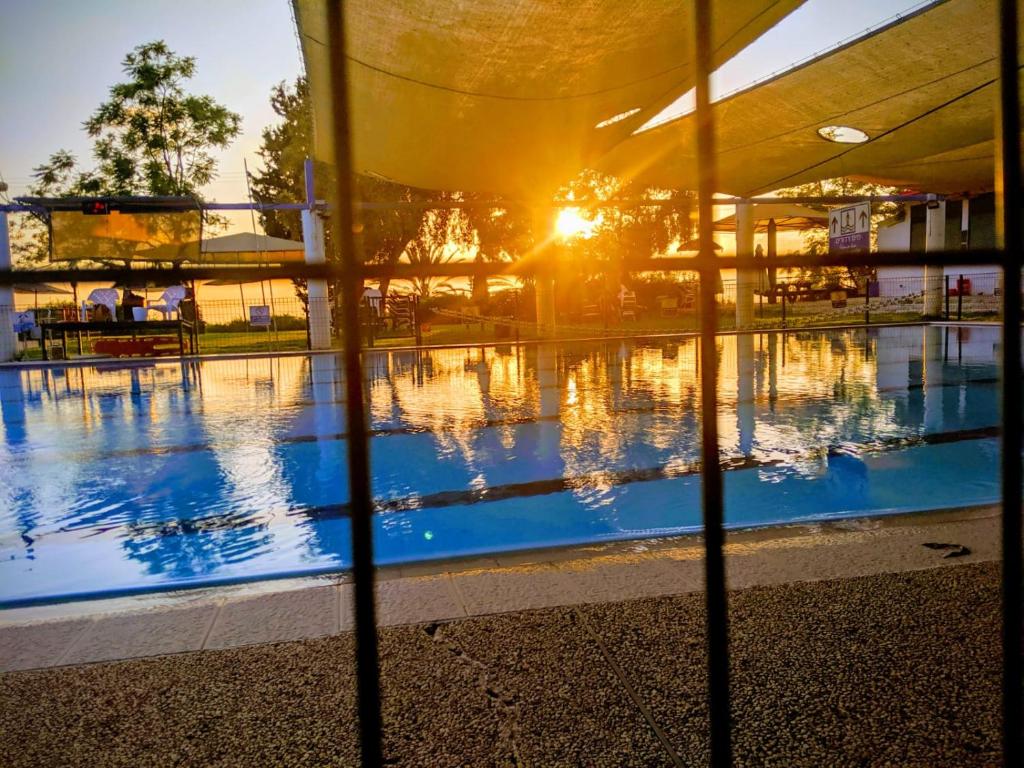 Bazén v ubytování Neve Shalom Hotel nebo v jeho okolí