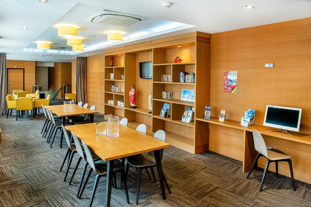 TV a/nebo společenská místnost v ubytování Hôtel Stella