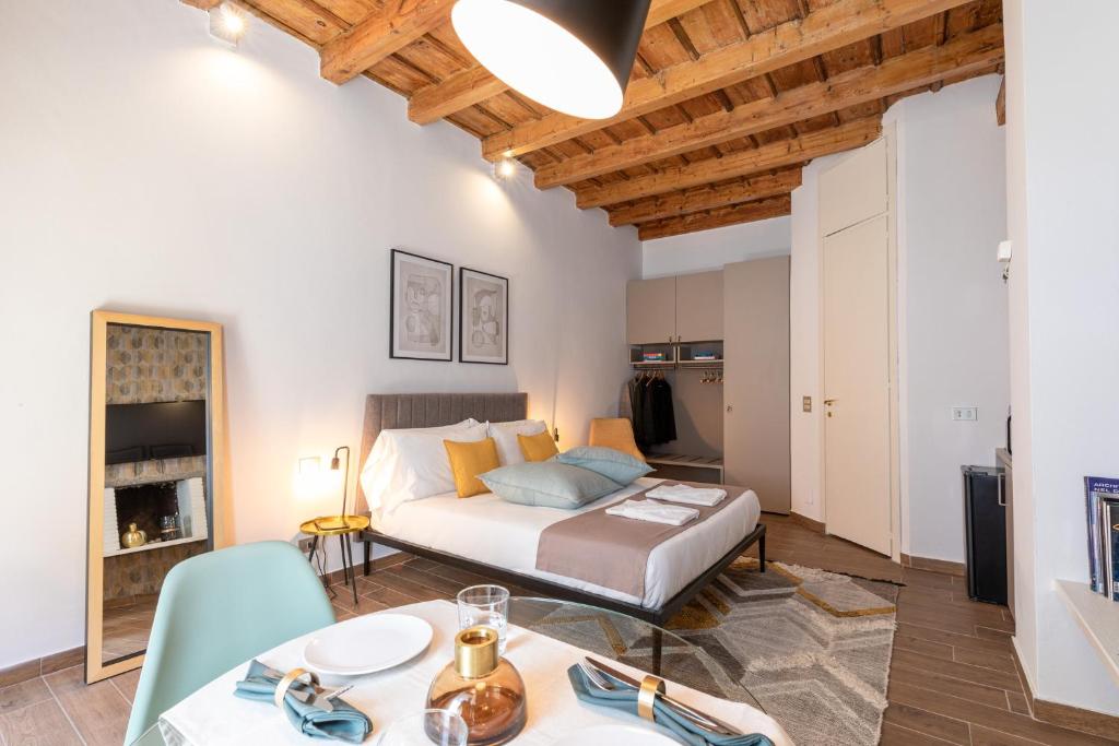 - une chambre avec un lit, une table et des chaises dans l'établissement BePlace Apartments in Magenta, à Milan