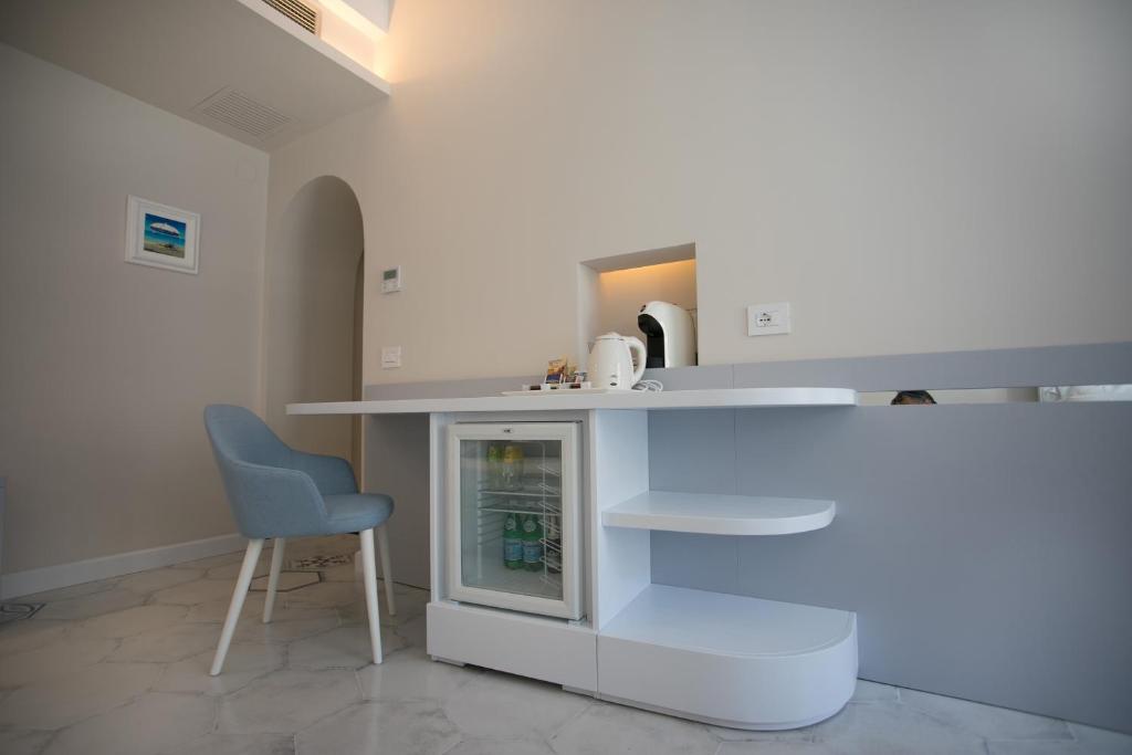 kuchnia z blatem i niebieskim krzesłem w obiekcie Franco's House Tropea w Tropei