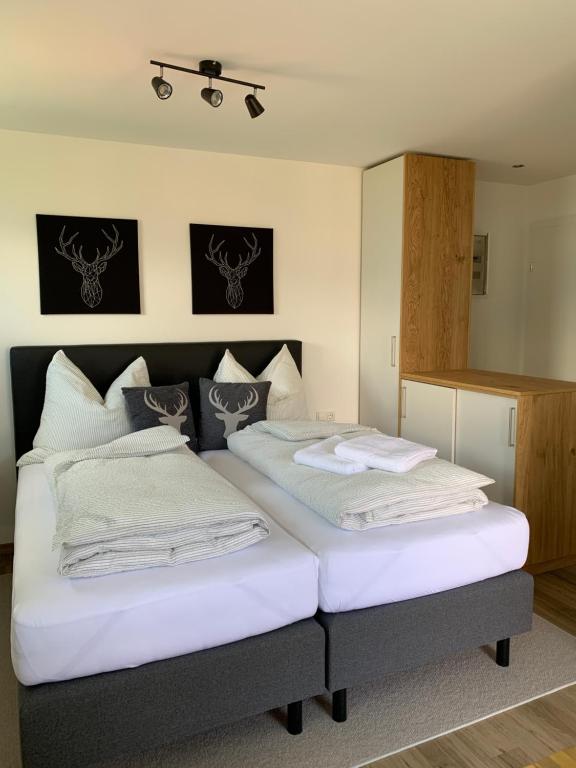 Postel nebo postele na pokoji v ubytování Bellevue Apartments