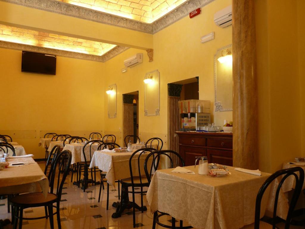 Restauracja lub miejsce do jedzenia w obiekcie Cambridge Hotel