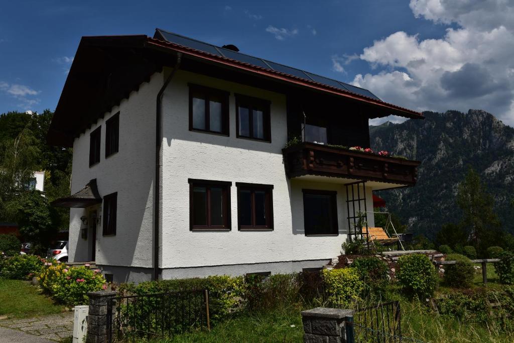 uma casa branca com um telhado preto em Ferienwohnung Isabell em Ebensee